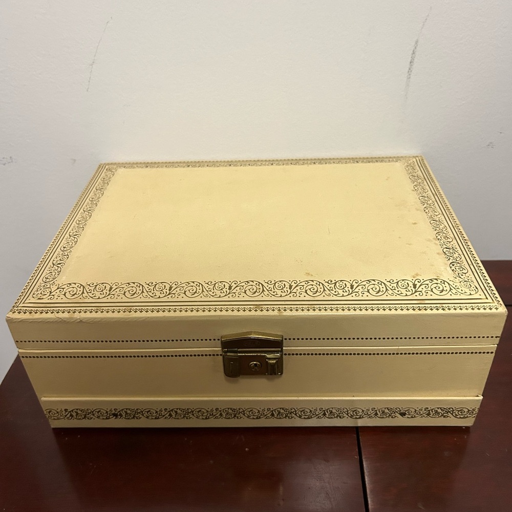 VTG Mele Jewelry Box w/lock key